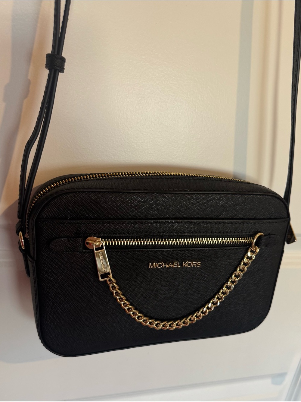 Jet Set Large Saffiano Crossbody bag with gold chain. - Picture 2 of 11